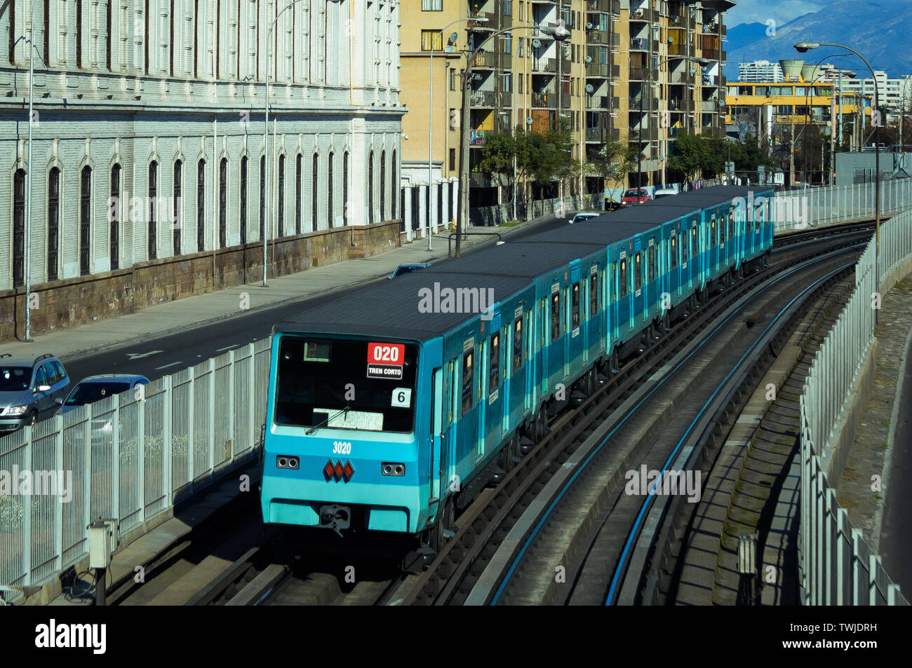 SANTIAGO, CHILE - AUGUST 2016: Eine alte NS 74 Zug zwischen zwei Stationen der Linie 2 Stockfoto