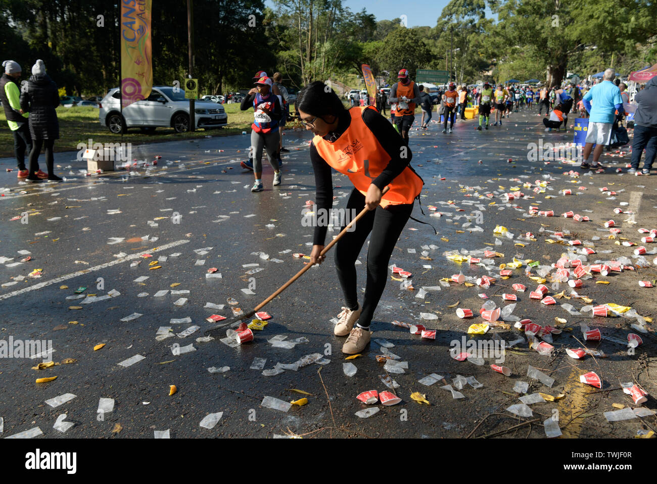 Durban, Südafrika, junge Frau freiwillige Reinigung Wurf von Läufern an Erfrischung Station, 2019 verworfen, Kameraden, Marathon, Menschen, Sport Stockfoto