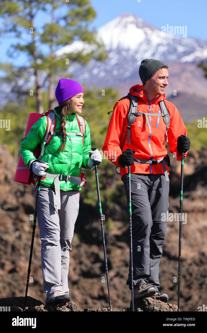 Wanderer Menschen wandern - gesunden, aktiven Lebensstil. Wanderer paar Wandern in wunderschöner Natur Landschaft. Frau und Mann Wanderer wandern während der Wanderung auf den Vulkan Teide, Teneriffa, Kanarische Inseln, Spanien. Stockfoto