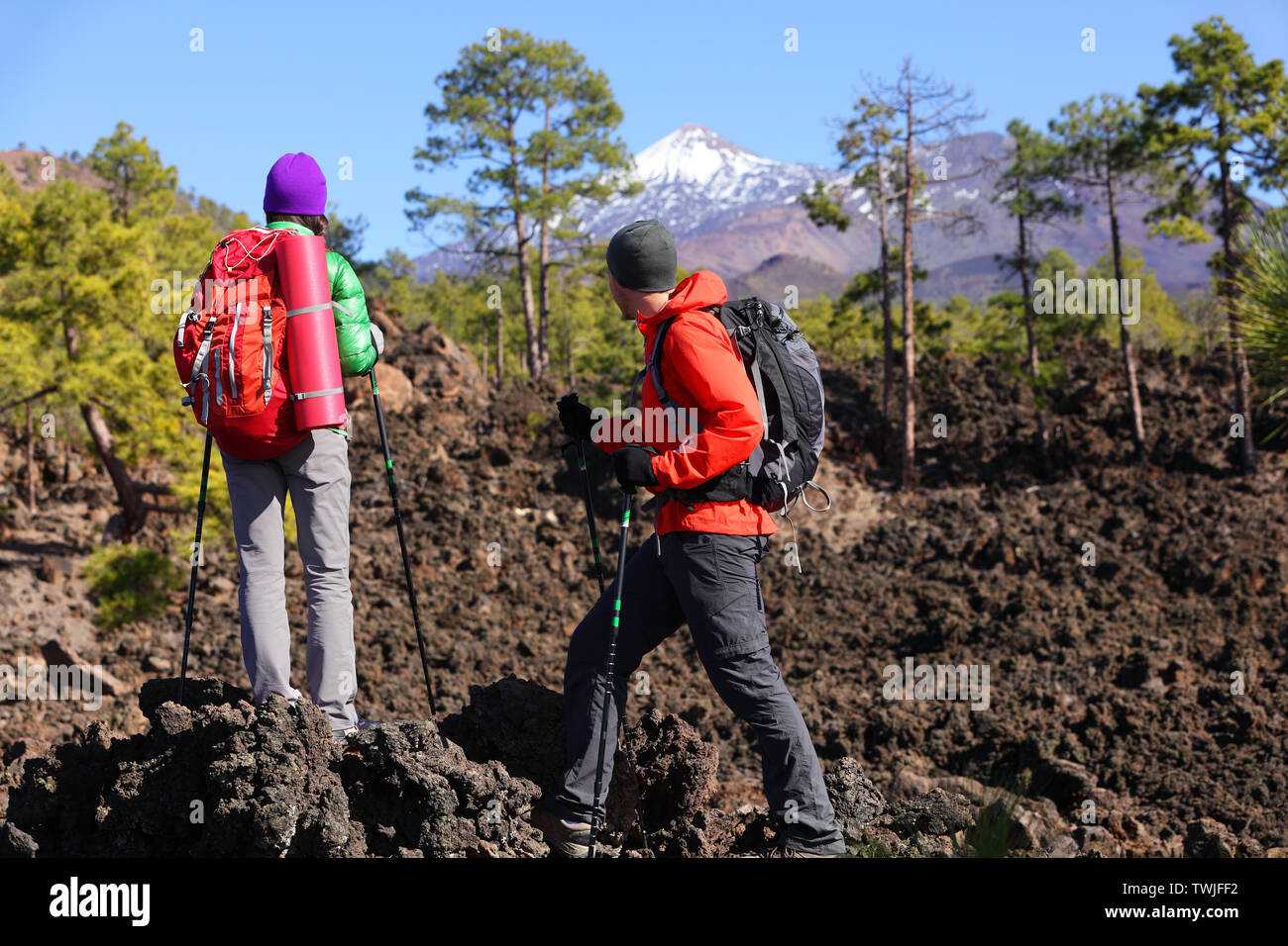 Menschen wandern - gesunden, aktiven Lebensstil Wanderer. Wanderer paar Wandern in wunderschöner Natur Landschaft. Frau und Mann Wanderer wandern während der Wanderung auf den Vulkan Teide, Teneriffa, Kanarische Inseln, Spanien. Stockfoto