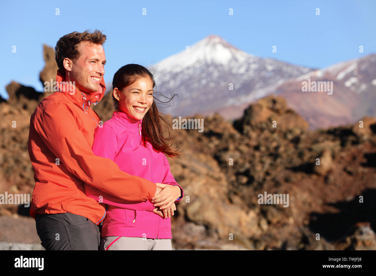 Glückliches Paar in Liebe in aktiven Lifestyle Wandern am Blick auf Wanderung. Romantische junge interracial Paare. Asiatische Frau Wanderer und kaukasischen Mann draußen auf den Teide, Teneriffa, Kanarische Inseln, Spanien Stockfoto