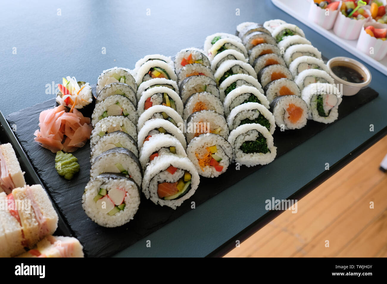 Verschiedene sushi Rollen, die Einrichtung schön auf einem Tisch Stockfoto