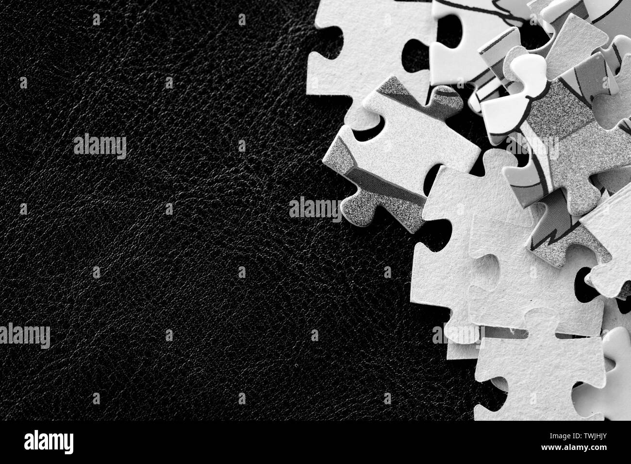 Kinder Rätsel auf dunklem Hintergrund. Schwarz und Weiß Stockfoto