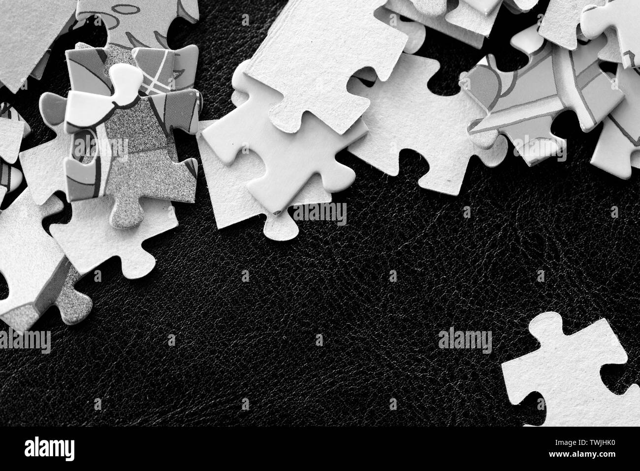 Kinder Rätsel auf dunklem Hintergrund. Schwarz und Weiß Stockfoto