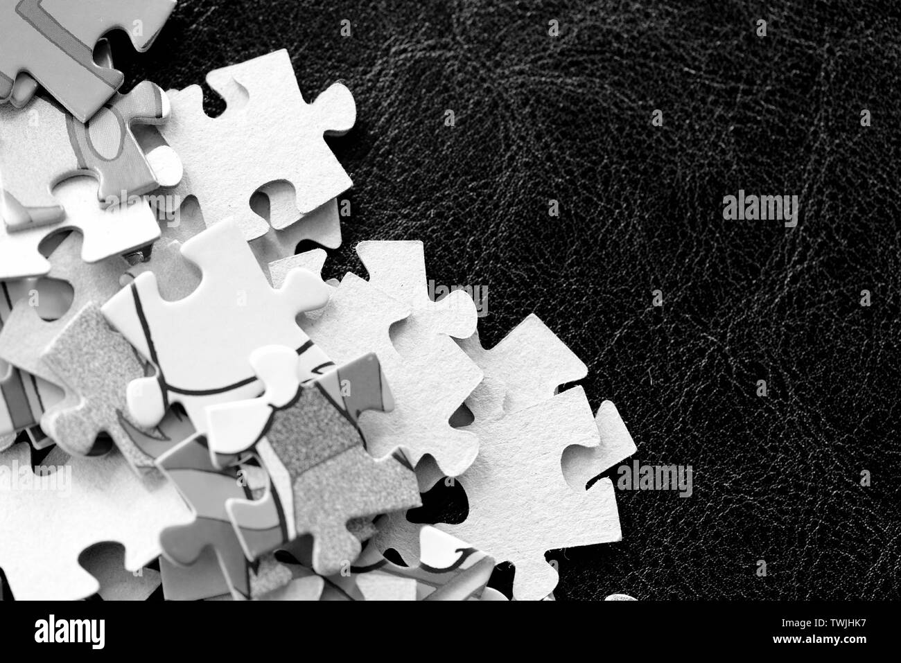 Kinder Rätsel auf dunklem Hintergrund. Schwarz und Weiß Stockfoto