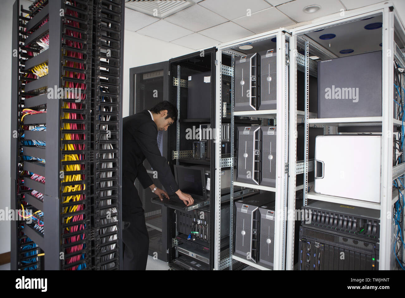 Techniker arbeiten am server Stockfoto