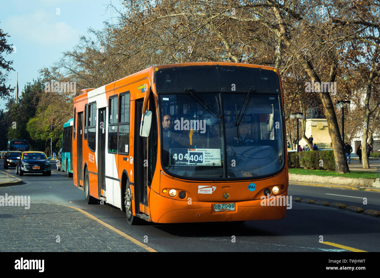 SANTIAGO, CHILE - Juli 2017: ein Bus voller Leute Transantiago Stockfoto