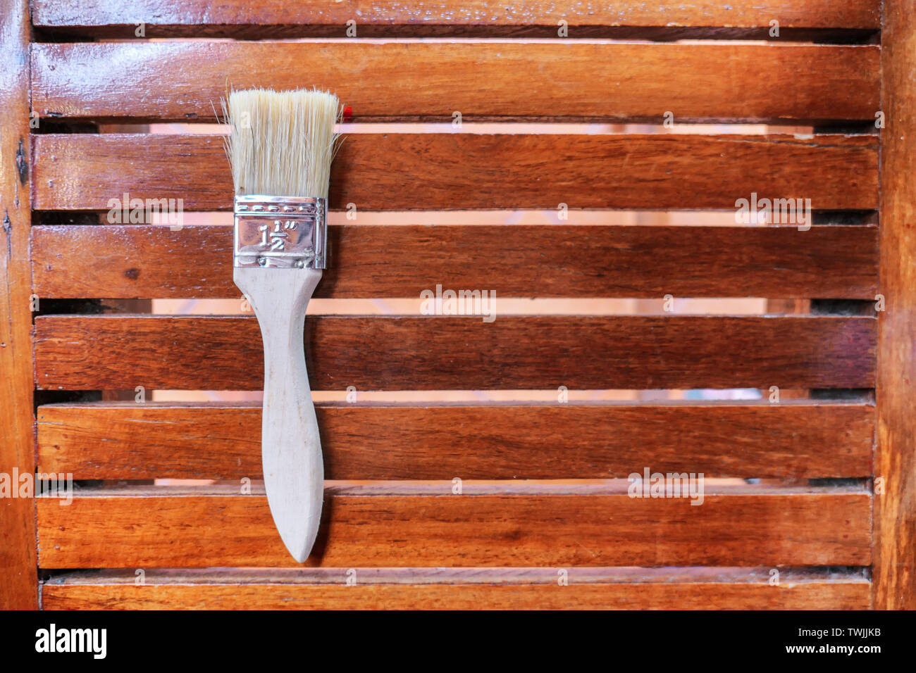 Weiß Pinsel auf hölzernen Tisch Stockfoto