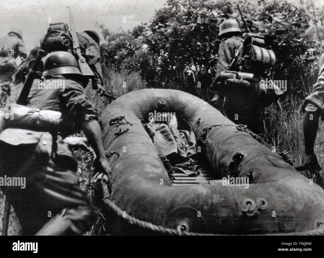 Deutsche Soldaten mit Rubber Rafts an der russischen Front 1941 Stockfoto