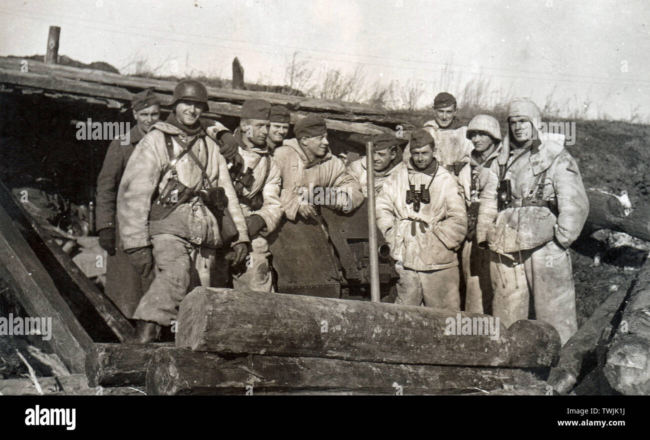 Deutsche Soldaten in Weiß Camouflage stehen vor einem Leichte Infanterie Gewehr Position an der russischen Front 1943 Stockfoto