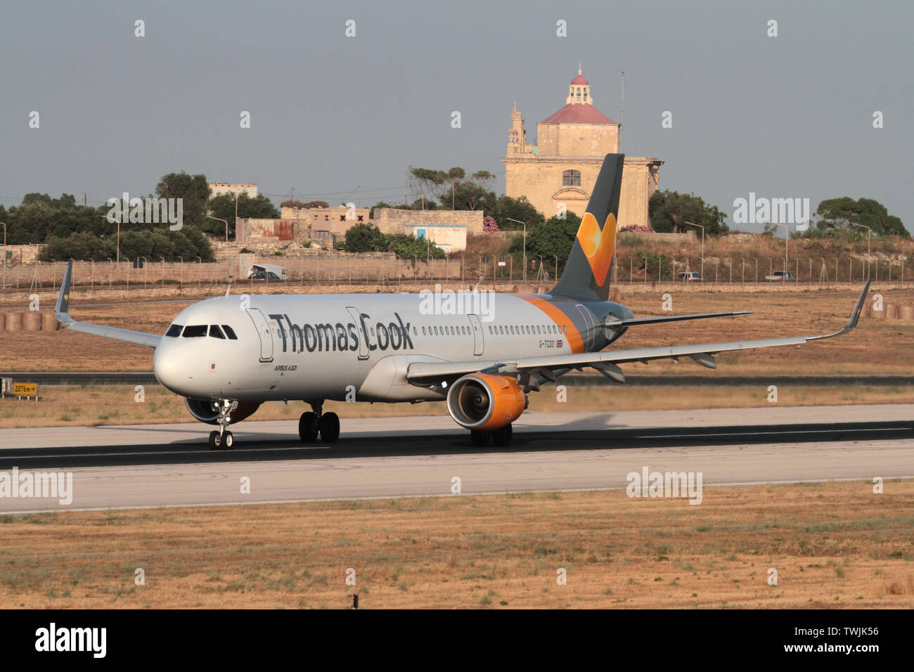Thomas Cook Airlines Airbus A 321-200 Jet Airliner weg von Malta. Reisen und Tourismus im Mittelmeerraum. Stockfoto