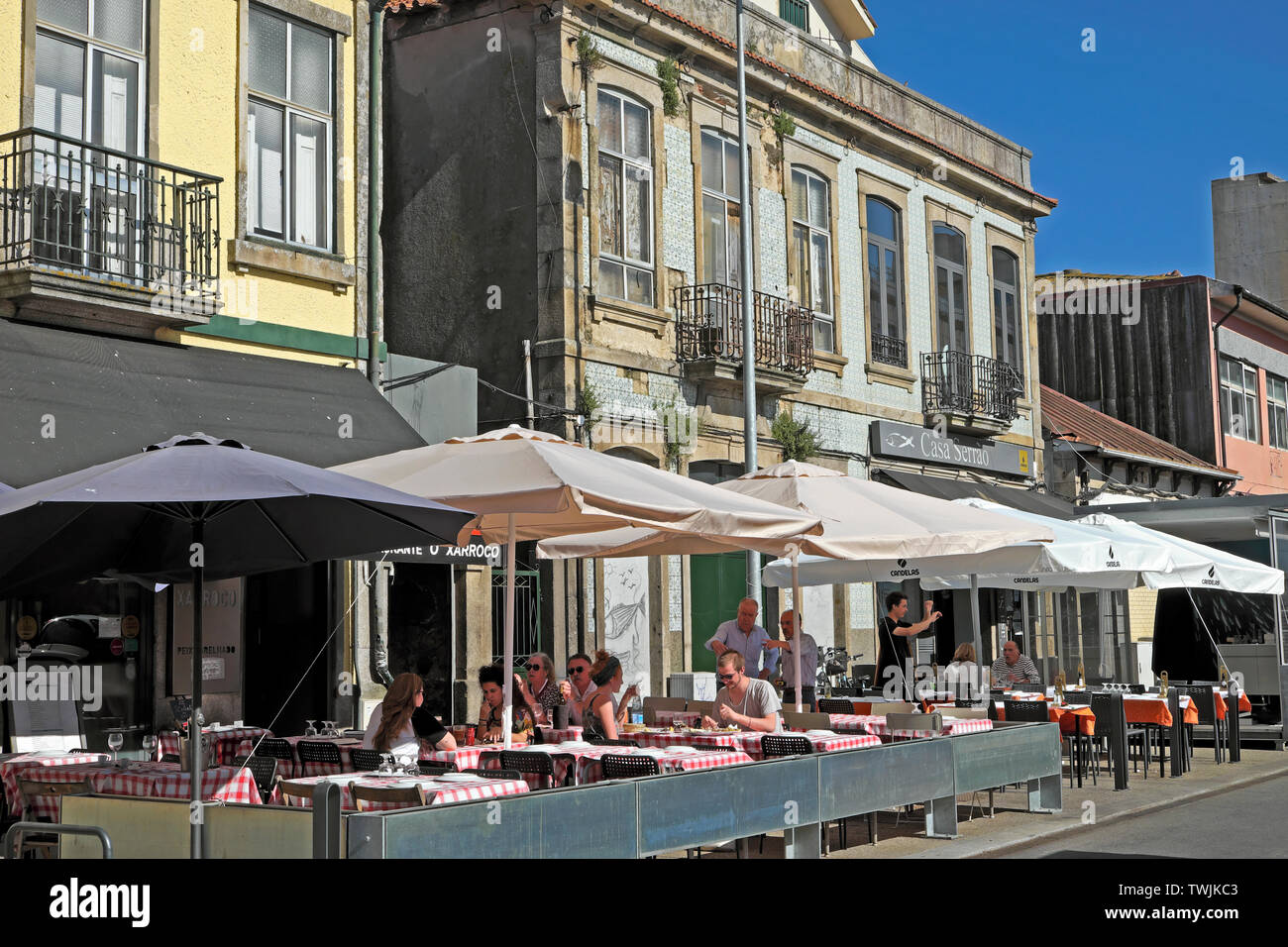 Menschen im Freien speisen im Restaurant sitzen Essen Portugiesisch Essen an Tischen im Matosinhos Porto Portugal KATHY DEWITT Stockfoto