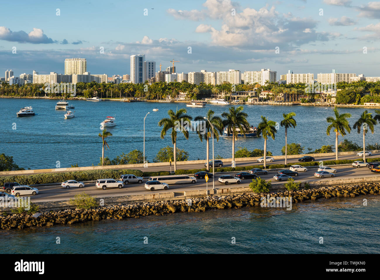 Miami, FL, Vereinigte Staaten - 20 April, 2019: Blick auf den MacArthur Causeway und venezianischen Inseln an der Biscayne Bay in Miami, Florida, United States von Americ Stockfoto