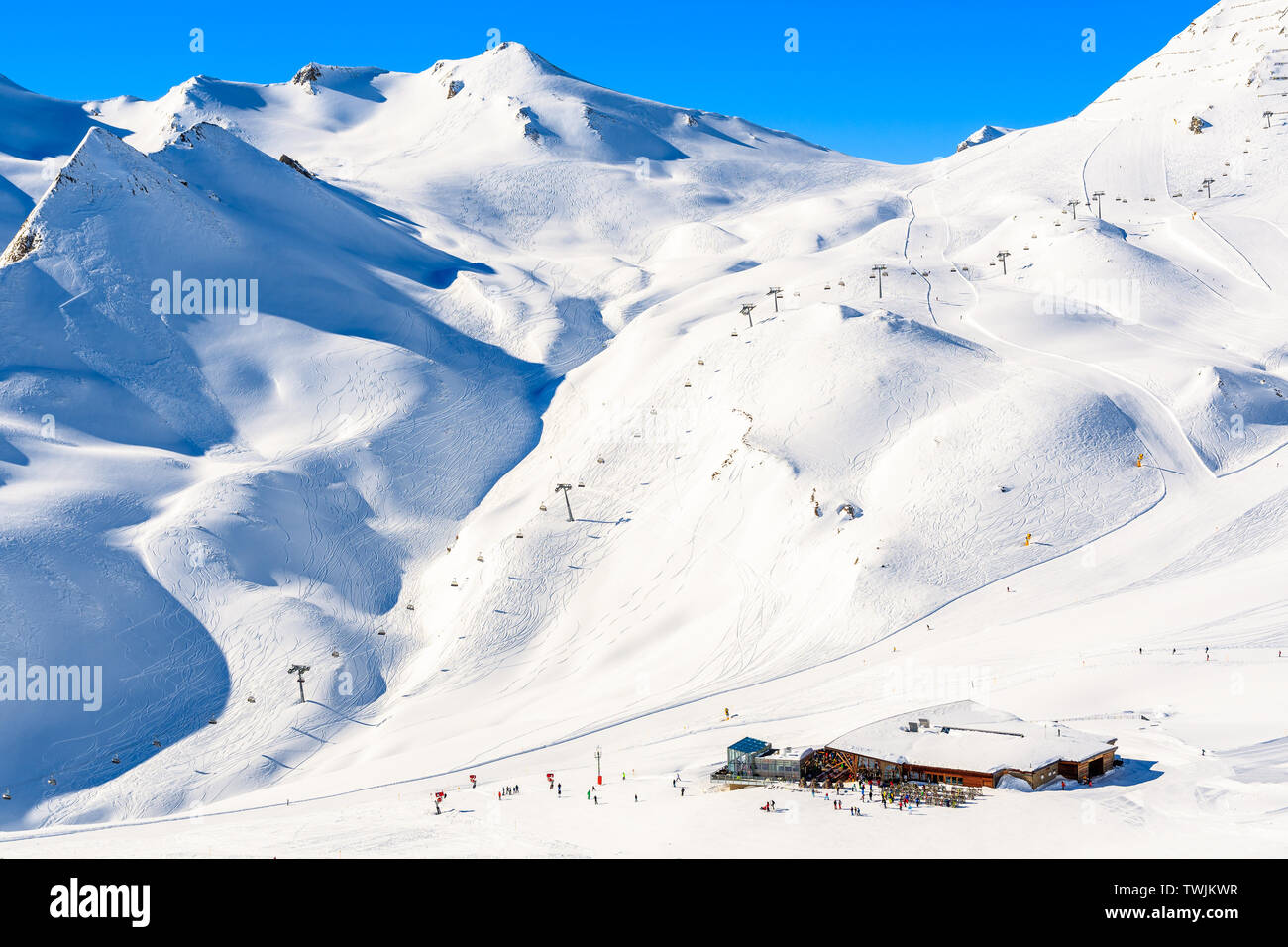 Berghütte Restaurant auf Skipiste und erstaunliche Österreichischen Alpen im schönen Winter Schnee, Serfaus-Fiss-Ladis, Tirol, Österreich Stockfoto
