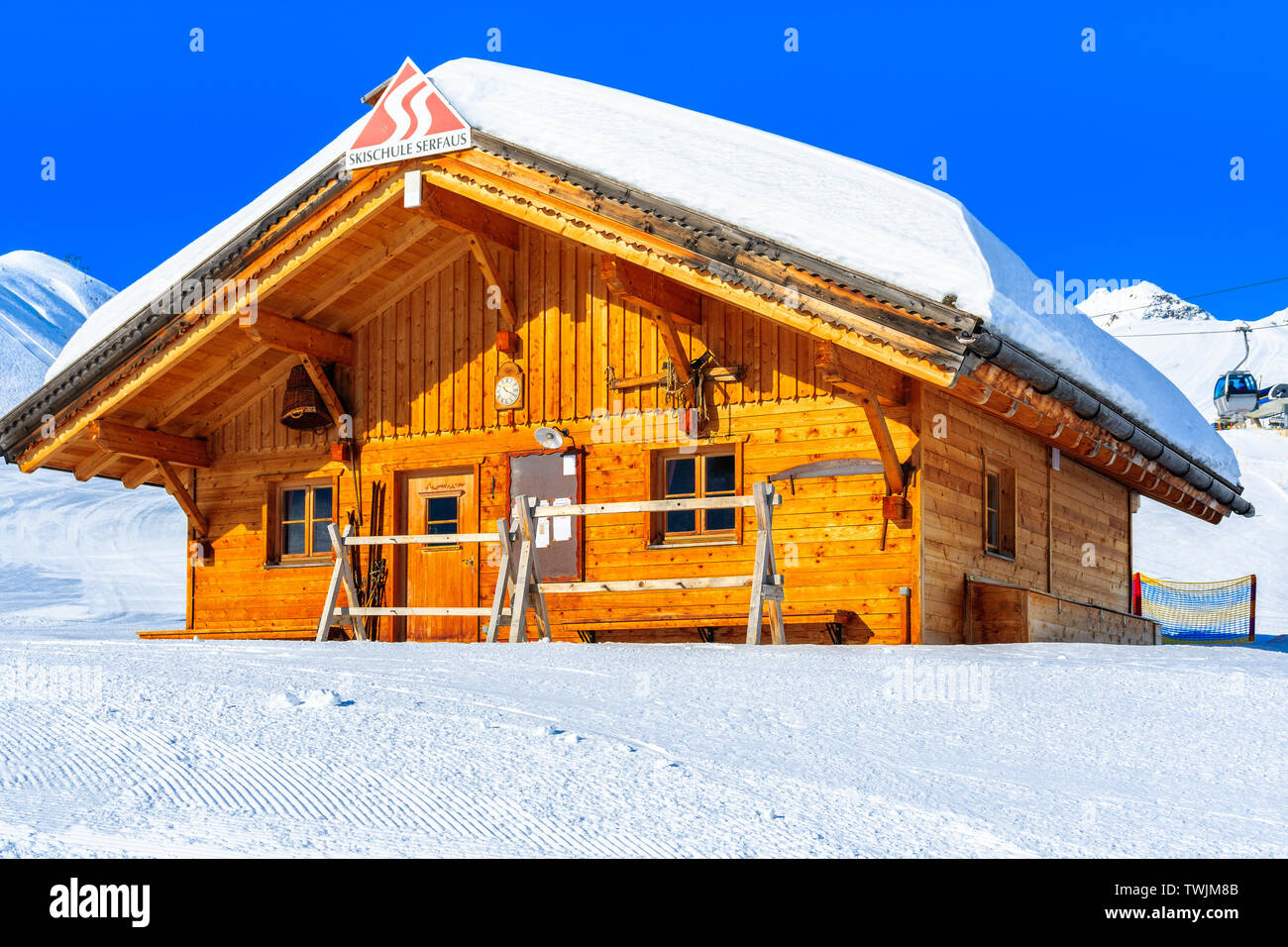 SERFAUS FISS LADIS, Österreich - 16.Februar 2019: Skischule Skihütte auf der Piste in den österreichischen Alpen im schönen Winter Serfaus Fiss Ladis, Tiro Stockfoto