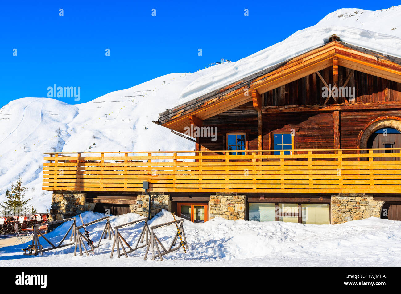 Blick auf Berghütte Restaurant auf der Skipiste in den österreichischen Alpen im schönen Winter, Serfaus-Fiss-Ladis, Tirol, Österreich. Stockfoto