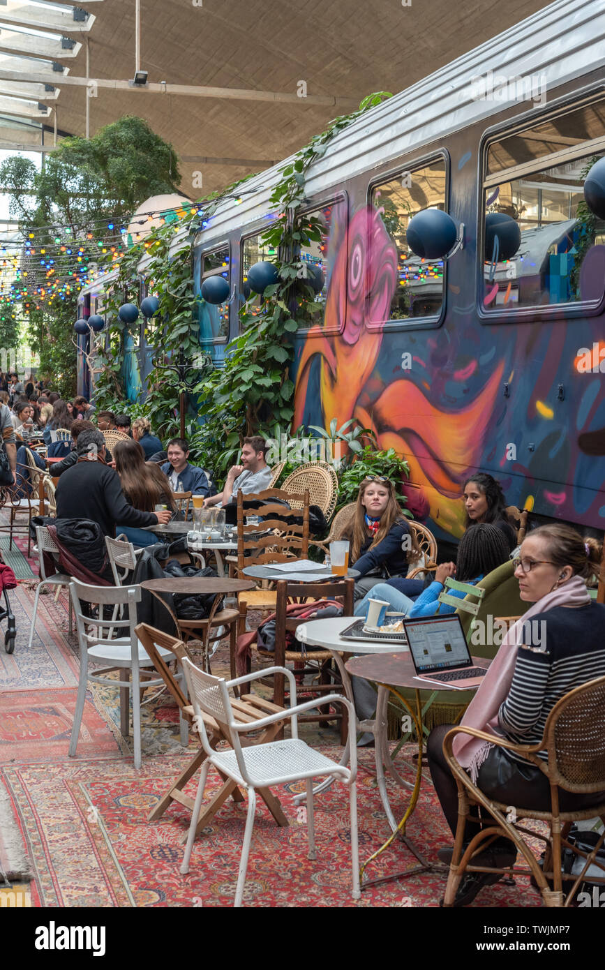 Paris, Frankreich - 15 April, 2019: die Menschen in der Nähe von einem geschmückten Zug Auto in La Felicita italienische Bar-Restaurant-big Mama Konzept - Im 13. arrondissement von Paris Stockfoto