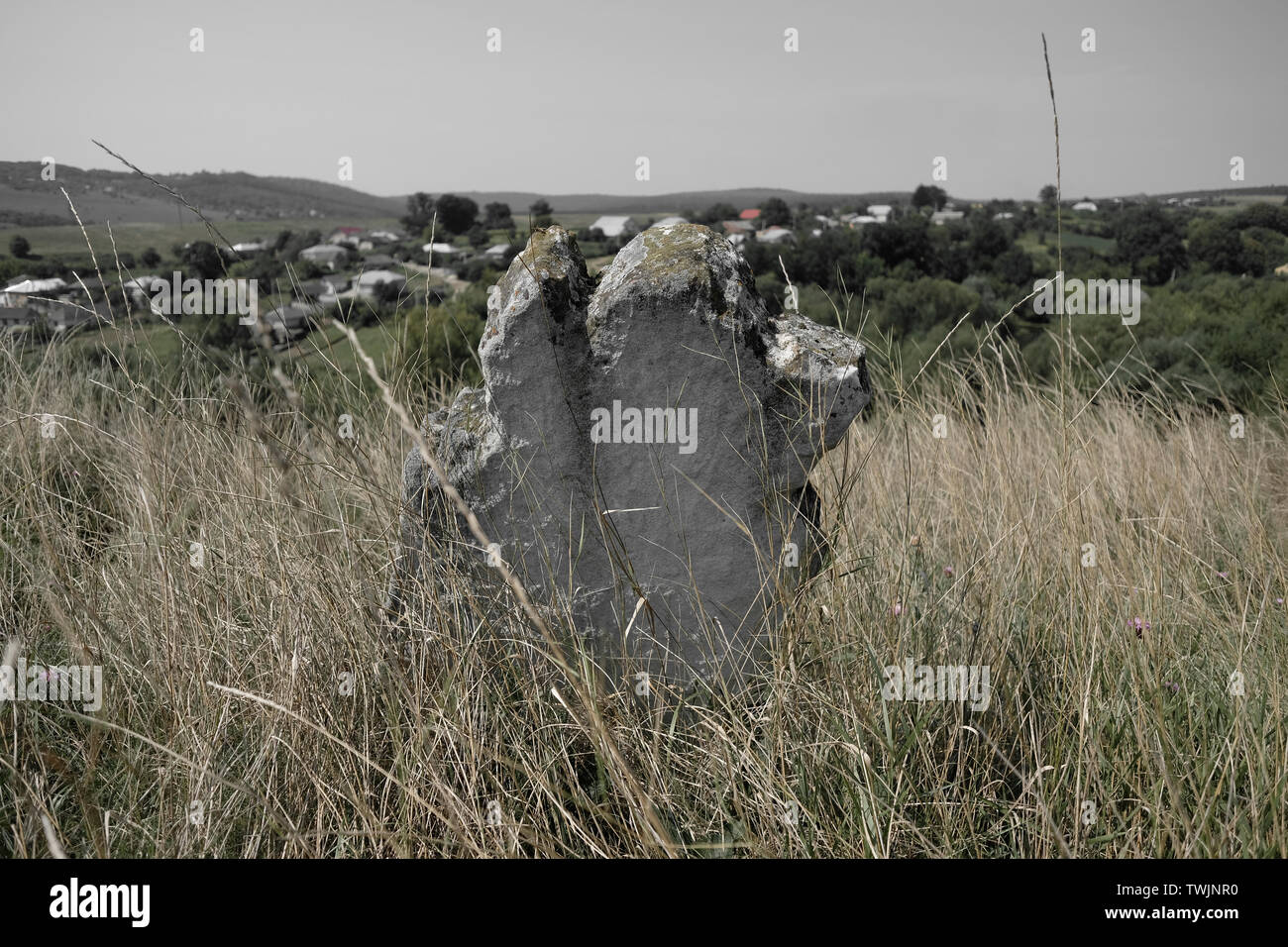 Alte Grabstein auf dem Alten Jüdischen Friedhof mit etwa 3000 Grabsteine auf einem Hügel, oberhalb der Zbruch Fluß, in der Stadt von Horodok Sataniv im Rajon, Städte Oblast, Ukraine. Es sind über 300 Grabsteine und Stelen aus dem 16. und der ersten Hälfte des 19. Jahrhunderts geschnitzten im alten Teil. Der älteste Grabstein stammt aus dem Jahr 1554. Stockfoto