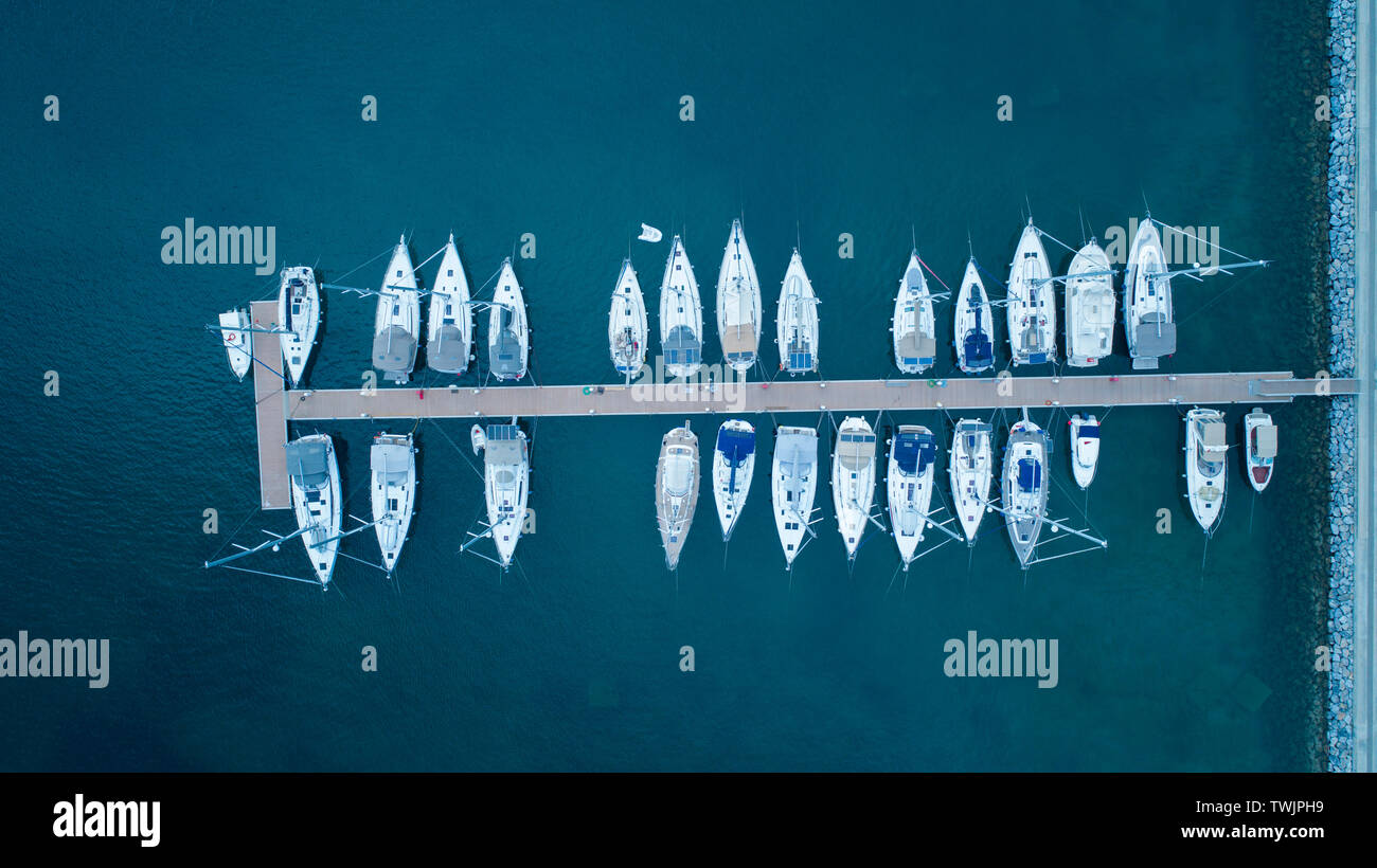 Luftaufnahme von Yachten und Boot in der Marina und klares Wasser Anker. Luftaufnahme der Marina in der Türkei. Urlaub Symbole. Stockfoto