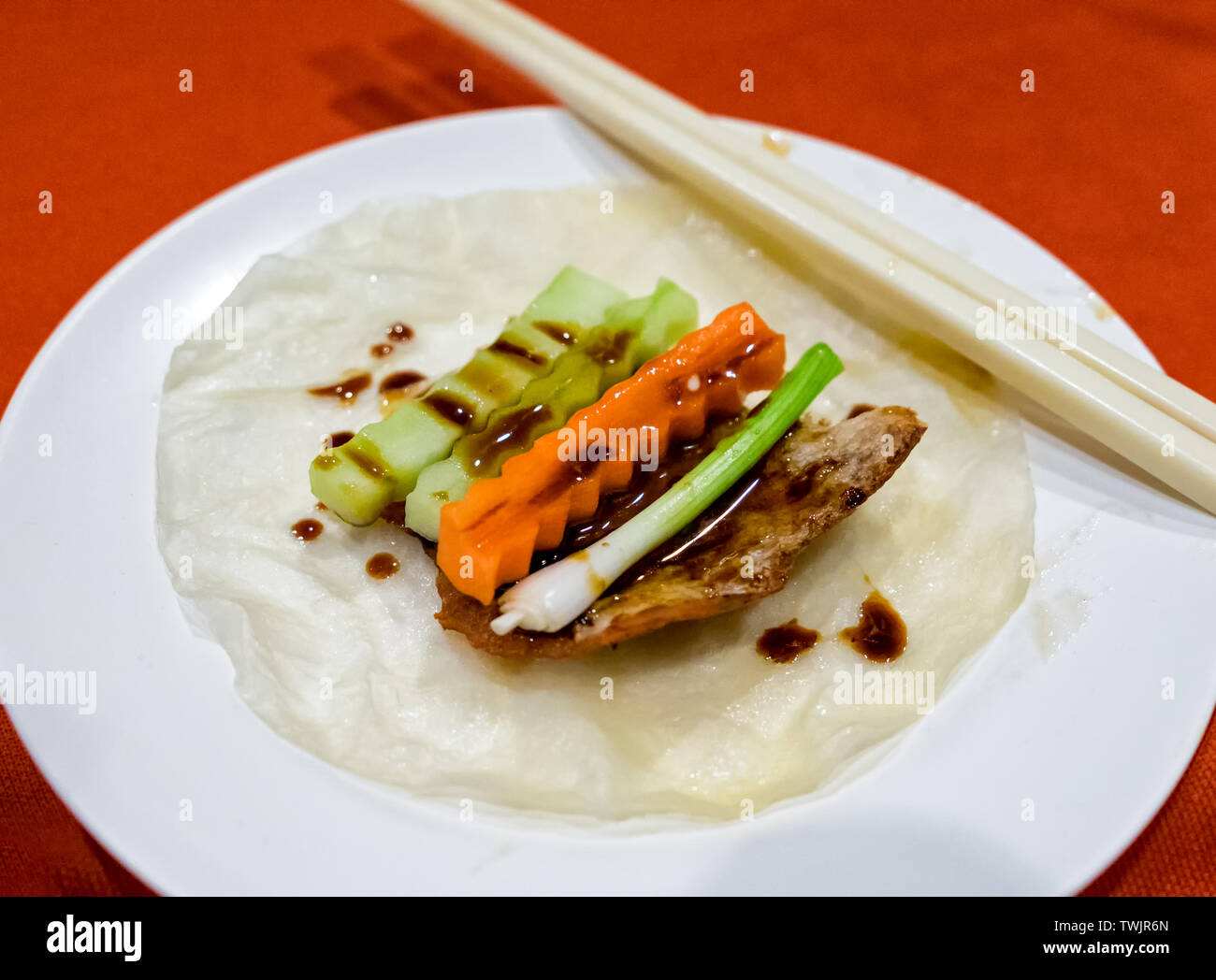 Peking Ente gebraten mit Karotte Zwiebel Gurke auf tortilla Blatt Stockfoto