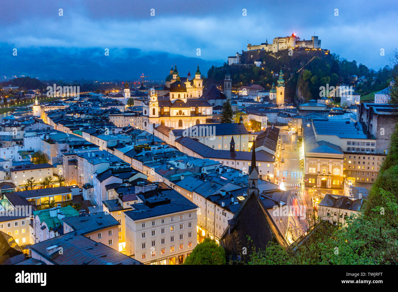 Schöne Sicht auf die Skyline von Salzburg mit Festung Hohensalzburg und Salzach an der blauen Stunde, Salzburger Land, Österreich Stockfoto