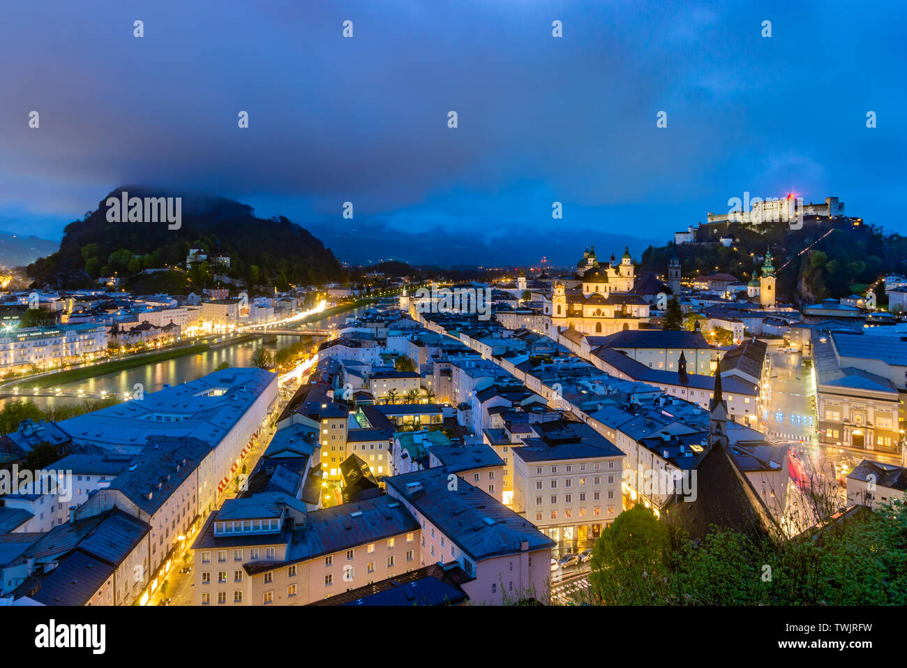 Schöne Sicht auf die Skyline von Salzburg mit Festung Hohensalzburg und Salzach an der blauen Stunde, Salzburger Land, Österreich Stockfoto