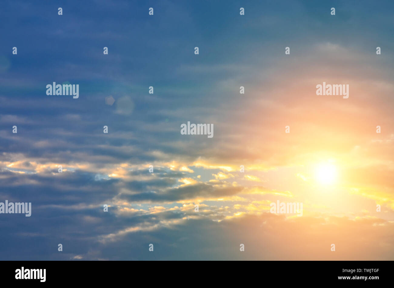 Schöne Sonne steigen in den blauen Himmel und orange Cloud Stockfoto