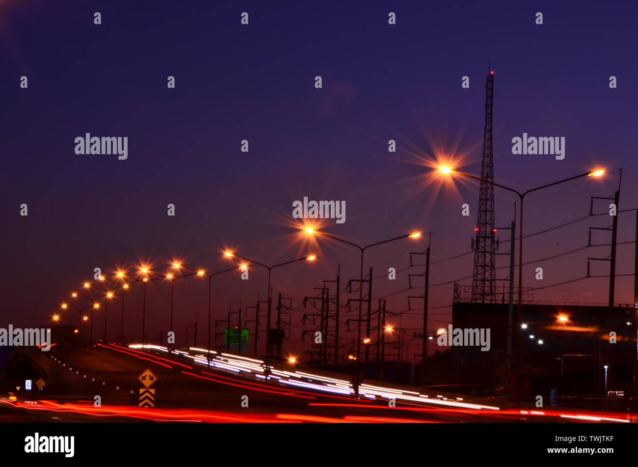 High-Speed-Traffic und verschwommenen Lichtspuren unter der Überführung bei Nacht-Szene Stockfoto