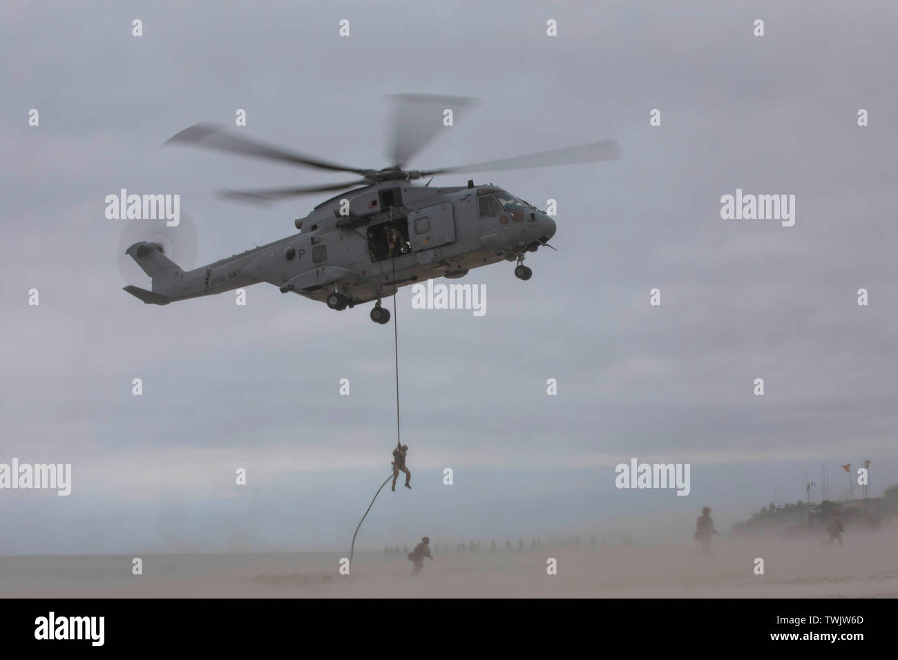 British Royal Kommandos von X-Ray Unternehmen 45 Royal Commandos, schnell - Seil während einer amphibischen Angriff Übung für Operationen (Ostsee) 2019 Übung BALTOPS Verehrte Besucher Tag in Palanga, Litauen, 15. Juni 2019. Service Mitglieder aus mehreren NATO-Staaten zeigten ihre amphibische Fähigkeiten und die Zusammenarbeit in einem einheitlichen Amphibisches in Litauen für die Übung. BALTOPS ist eine jährliche, multinationale Maritime - konzentriert. Es wurde entwickelt, um die Ausbildung für die Teilnehmer zu verbessern, Flexibilität und Interoperabilität zu verbessern, und zeigen Entschlossenheit unter Verbündeten und Partner Stockfoto British Royal Kommandos von X-Ray Unternehmen 45 Royal Commandos, schnell - Seil während einer amphibischen Angriff Übung für Operationen (Ostsee) 2019 Übung BALTOPS Verehrte Besucher Tag in Palanga, Litauen, 15. Juni 2019. Service Mitglieder aus mehreren NATO-Staaten zeigten ihre amphibische Fähigkeiten und die Zusammenarbeit in einem einheitlichen Amphibisches in Litauen für die Übung. BALTOPS ist eine jährliche, multinationale Maritime - konzentriert. Es wurde entwickelt, um die Ausbildung für die Teilnehmer zu verbessern, Flexibilität und Interoperabilität zu verbessern, und zeigen Entschlossenheit unter Verbündeten und Partner Stockfoto
