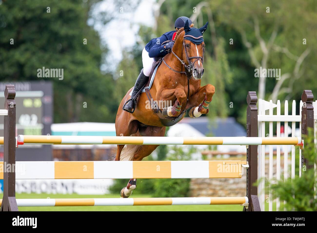 Hickstead, West Sussex, UK. Juni, 2019 20. Sieger. Holly Smith reiten Fruselli. GBR. Der Stein Juweliere Vase. CSI 4*. 1,454 m Al Shira'aa Hickstead Derby treffen. Hickstead. West Sussex. Vereinigtes Königreich. GBR. 20.06.2019. Credit: Sport in Bildern/Alamy leben Nachrichten Stockfoto