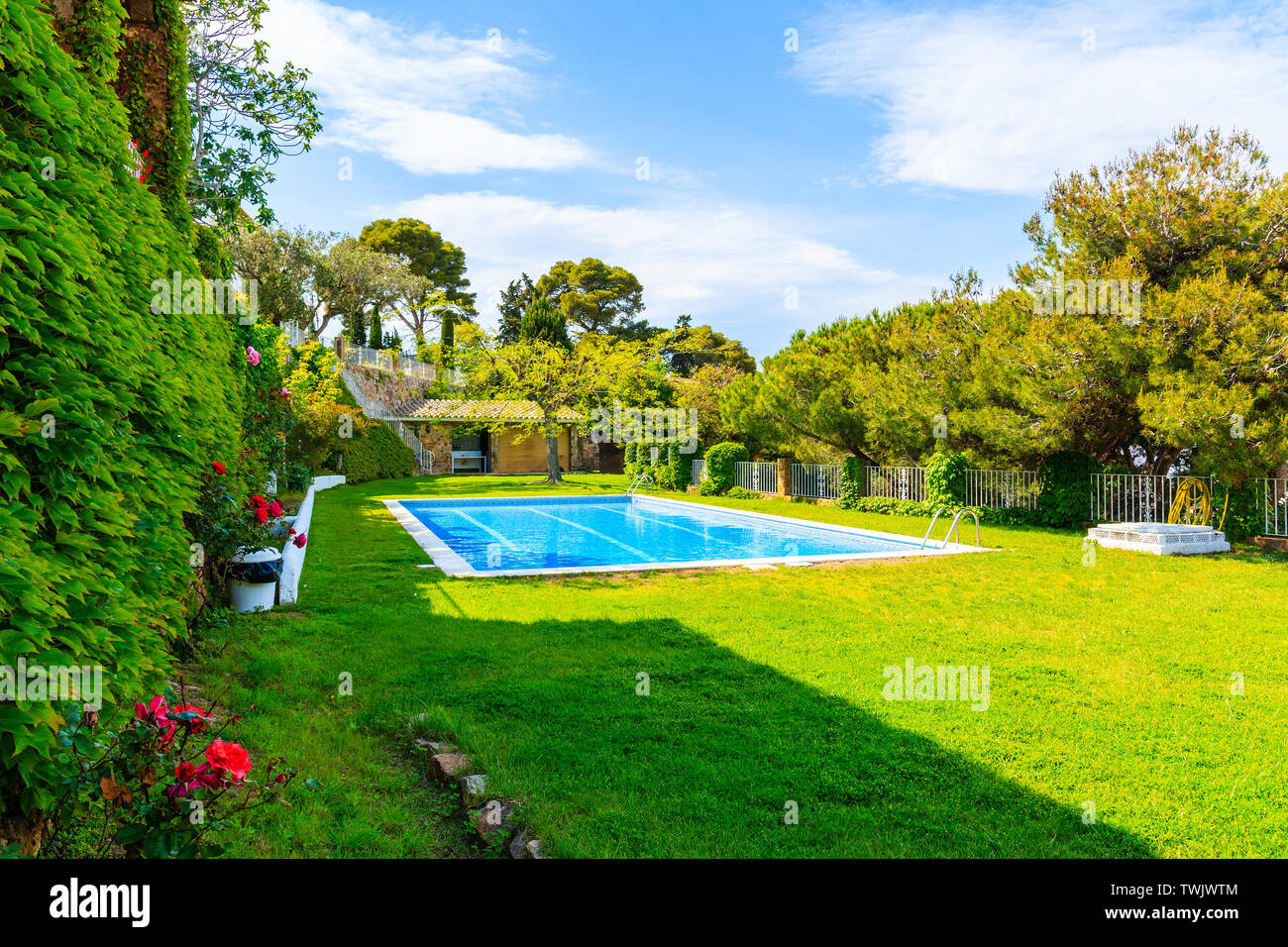 TOSSA DE MAR, SPANIEN - Jun 3, 2019: Schwimmbad im Garten von Luxury House in Tossa de Mar, Costa Brava, Spanien. Stockfoto