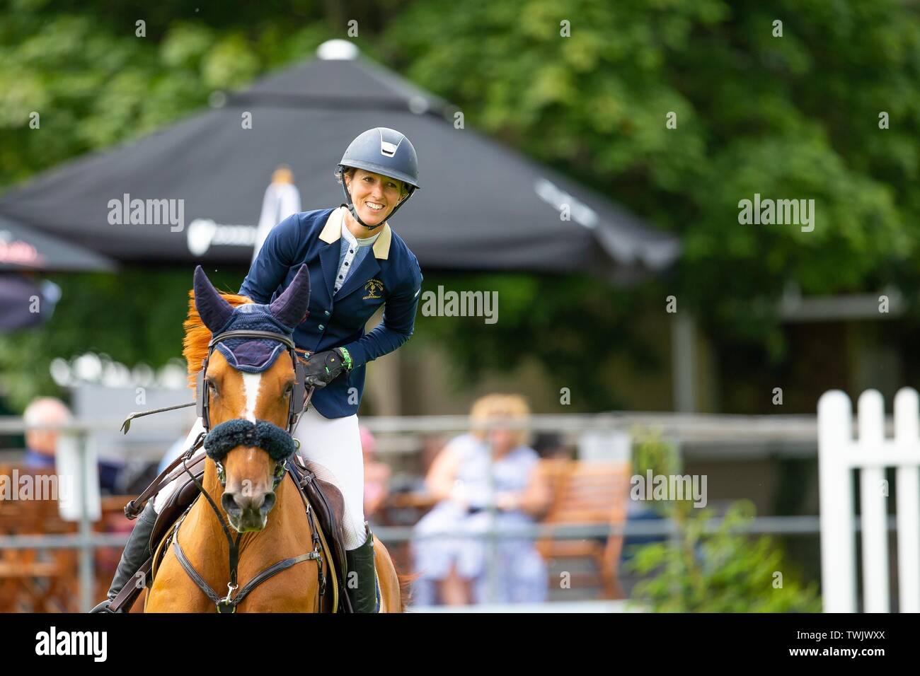 Hickstead, West Sussex, UK. Juni, 2019 20. Platz 5. Harriet Nuttall, Nacht der Herrlichkeit O.L. GBR. Lächelnd. Der Stein Juweliere Vase. CSI 4*. 1,454 m Al Shira'aa Hickstead Derby treffen. Hickstead. West Sussex. Vereinigtes Königreich. GBR. 20.06.2019. Credit: Sport in Bildern/Alamy leben Nachrichten Stockfoto