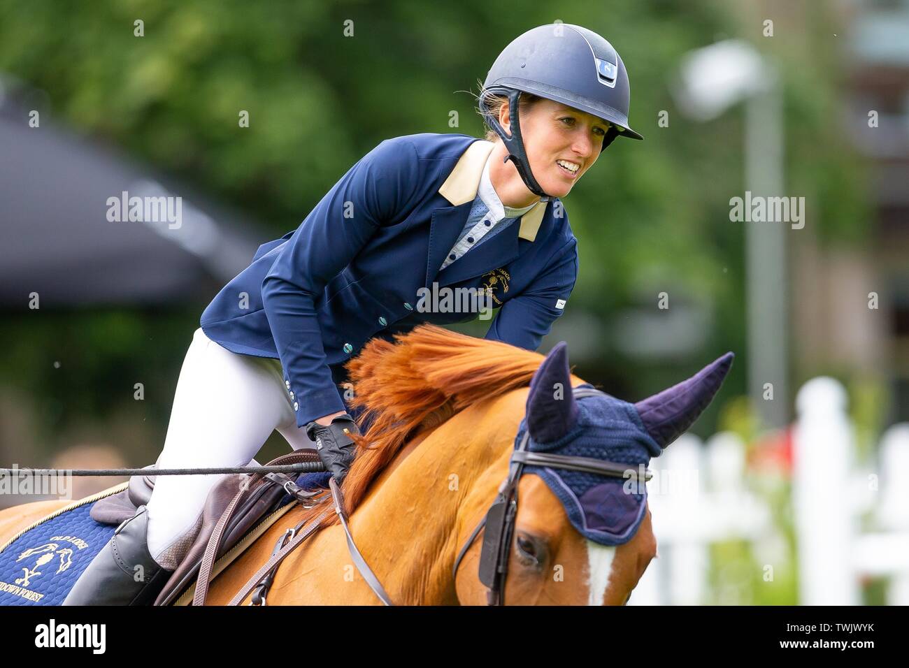 Hickstead, West Sussex, UK. Juni, 2019 20. Platz 5. Harriet Nuttall, Nacht der Herrlichkeit O.L. GBR. Lächelnd. Der Stein Juweliere Vase. CSI 4*. 1,454 m Al Shira'aa Hickstead Derby treffen. Hickstead. West Sussex. Vereinigtes Königreich. GBR. 20.06.2019. Credit: Sport in Bildern/Alamy leben Nachrichten Stockfoto