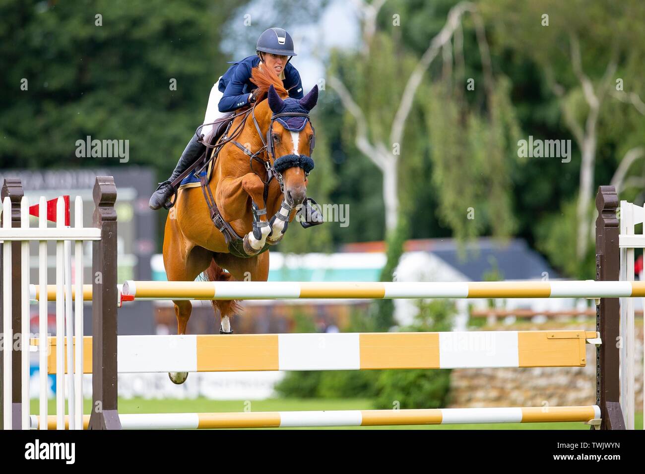 Hickstead, West Sussex, UK. Juni, 2019 20. Platz 5. Harriet Nuttall, Nacht der Herrlichkeit O.L. GBR. Der Stein Juweliere Vase. CSI 4*. 1,454 m Al Shira'aa Hickstead Derby treffen. Hickstead. West Sussex. Vereinigtes Königreich. GBR. 20.06.2019. Credit: Sport in Bildern/Alamy leben Nachrichten Stockfoto