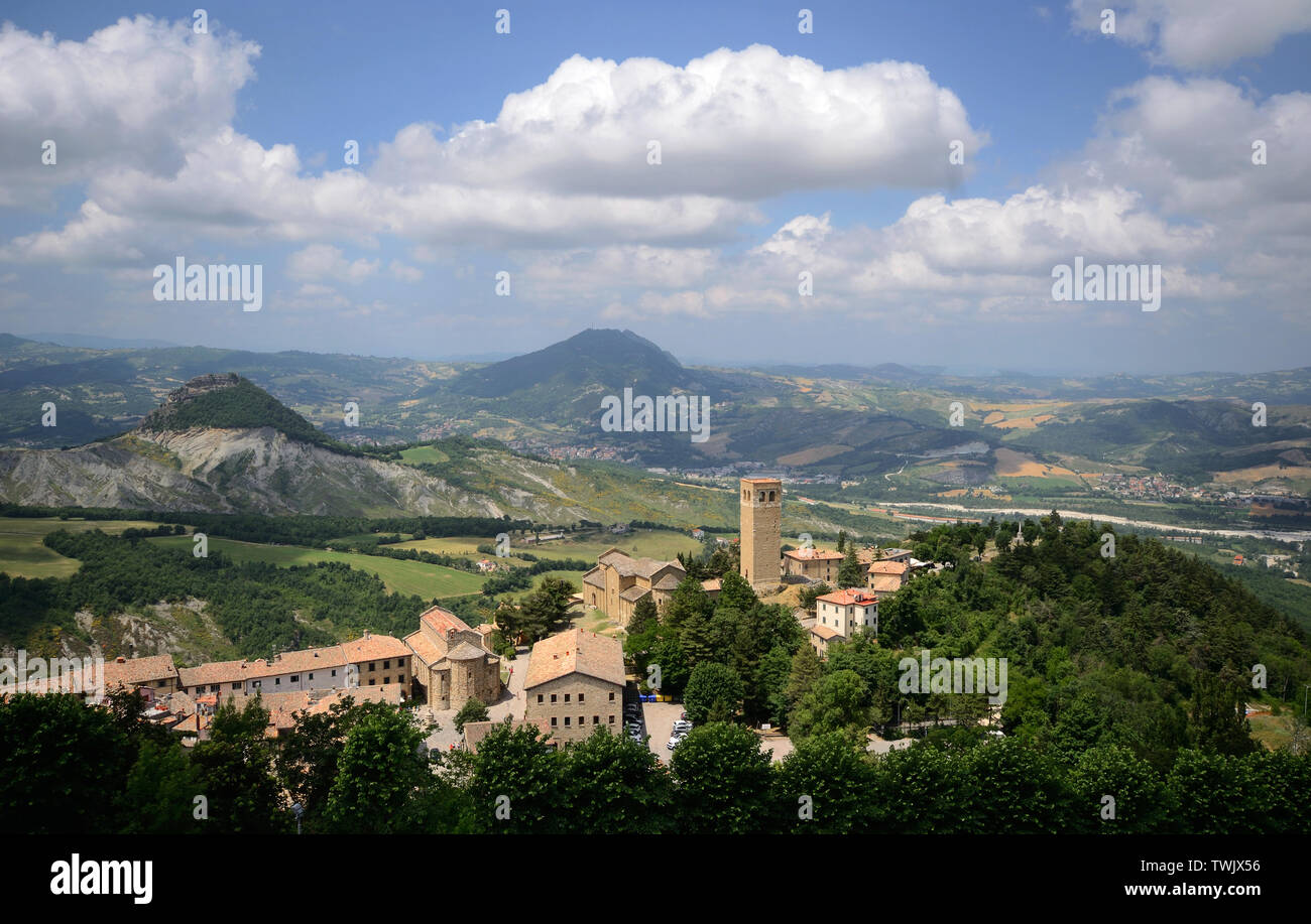 Luftaufnahme von San Leo Dorf. Berühmte Stadt der Kunst, Nabe der historischen Region Montefeltro, in der Emilia Romagna, Italien Stockfoto