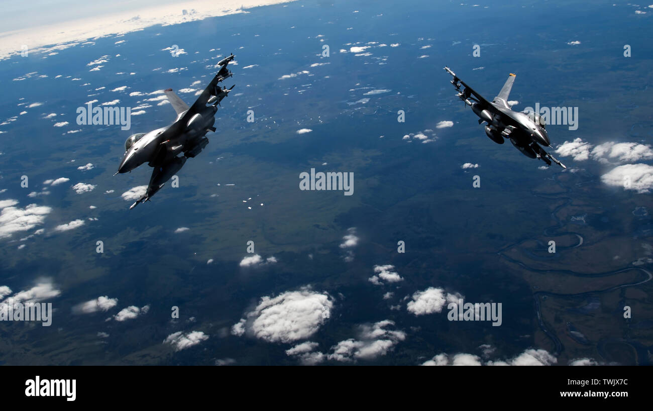 Zwei U.S. Air Force F-16 Fighting Falcon Piloten aus dem 13 Fighter Squadron, Misawa Air Base, Japan, fliegen hinter einer KC-135 Stratotanker während der roten Fahne - Alaska 19-2 in der Nähe von eielson Air Force Base, Alaska, 18. Juni 2019. RF-A ist eine jährliche US Pacific Luftwaffen Feld Training übung für US-amerikanische und internationale Partner zur Bekämpfung der Bereitschaft der beteiligten Kräfte zu erhöhen. (U.S. Air Force Foto: Staff Sgt. Matthäus Lotz) Stockfoto