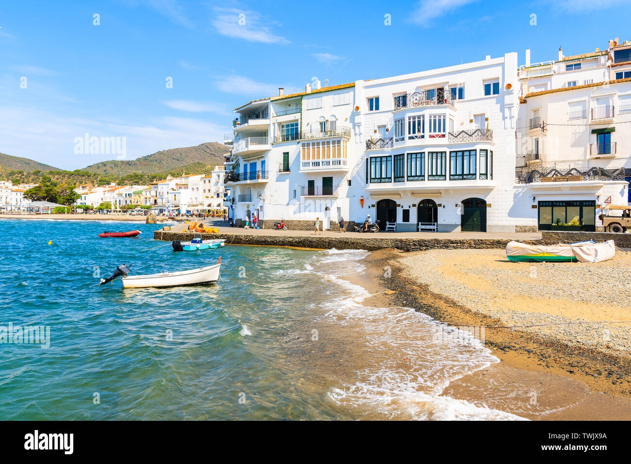 Angeln Boot am Strand in Cadaques, weißen Dorf, Costa Brava, Spanien Stockfoto