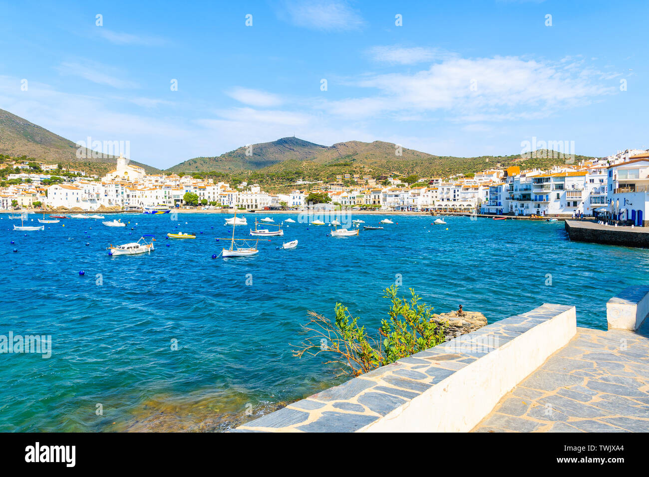 Küstenpromenade in Cadaques Dorf mit Hafen, Costa Brava, Spanien Stockfoto