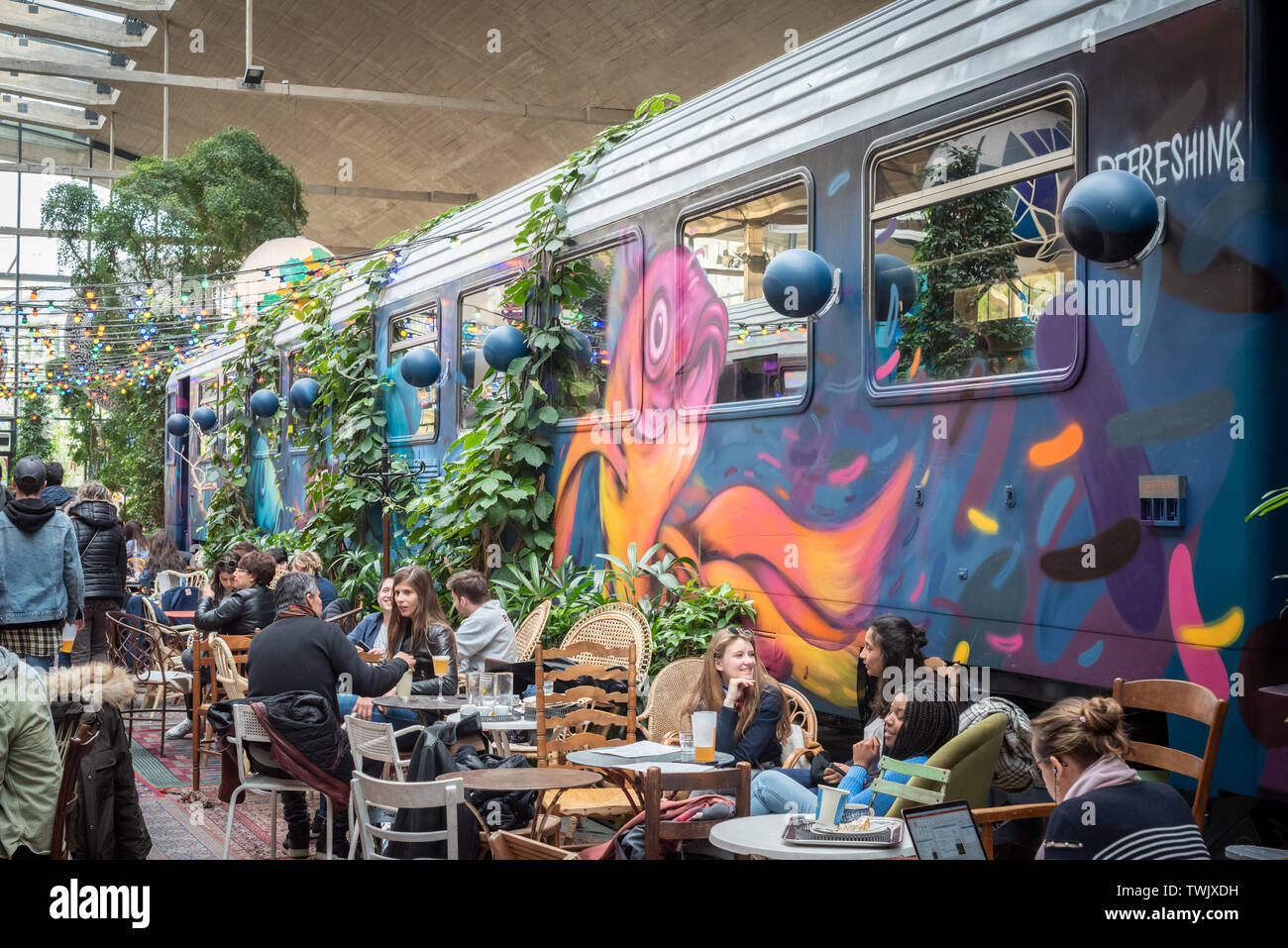 Paris, Frankreich - 15 April, 2019: die Menschen in der Nähe von einem geschmückten Zug Auto in La Felicita italienische Bar-Restaurant-big Mama Konzept - Im 13. arrondissement von Paris Stockfoto