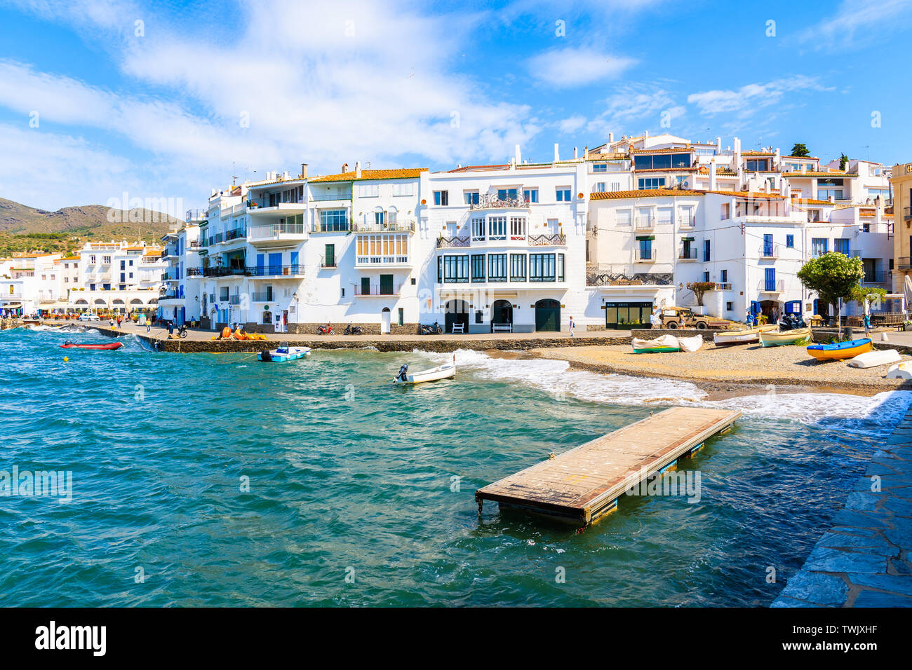 Pier am Strand in Cadaqués, Costa Brava, Spanien Stockfoto