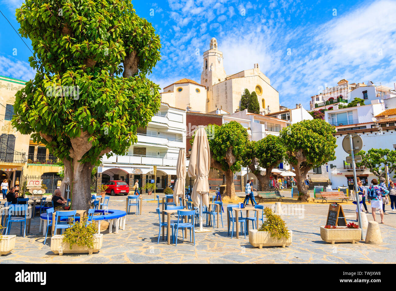 CADAQUES DORF, SPANIEN - Jul 4, 2019: Kirche Platz mit Restaurants in Cadaqués, Costa Brava, Spanien. Stockfoto