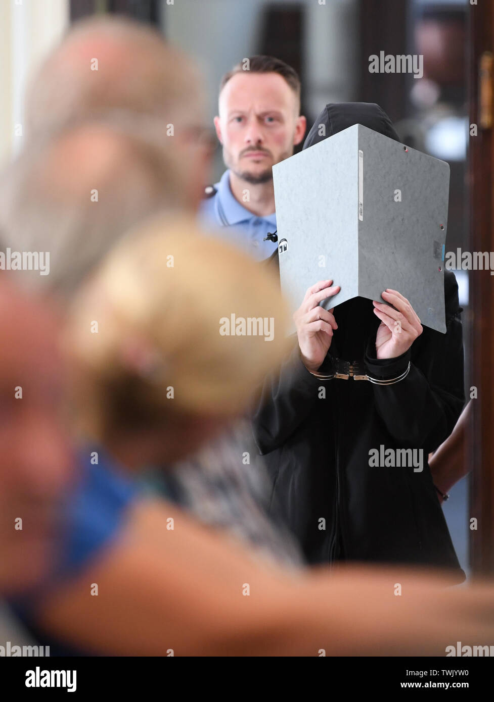 Darmstadt, Deutschland. Juni, 2019 19. Eine 47-jährige Frau (r) ist in den Gerichtssaal des Landgericht verurteilt. Der Vater wurde zu lebenslanger Haft für den Mord an seiner zwei Kinder verurteilt. Die Mutter zu 12 Jahren Haft wegen Beihilfe zum Mord. Nach Ansicht der Staatsanwaltschaft hat der insolventen Zahnarzt Paar getötet und stach das Mädchen und ihr Bruder zusammen in der Nacht des 31. August 2018. Aus dem Bericht geht hervor, dass die Eltern das Feuer im Haus und erfolglos versucht, sich selbst zu töten mit dem Auto Abgase. Credit: Arne Dedert/dpa/Alamy leben Nachrichten Stockfoto