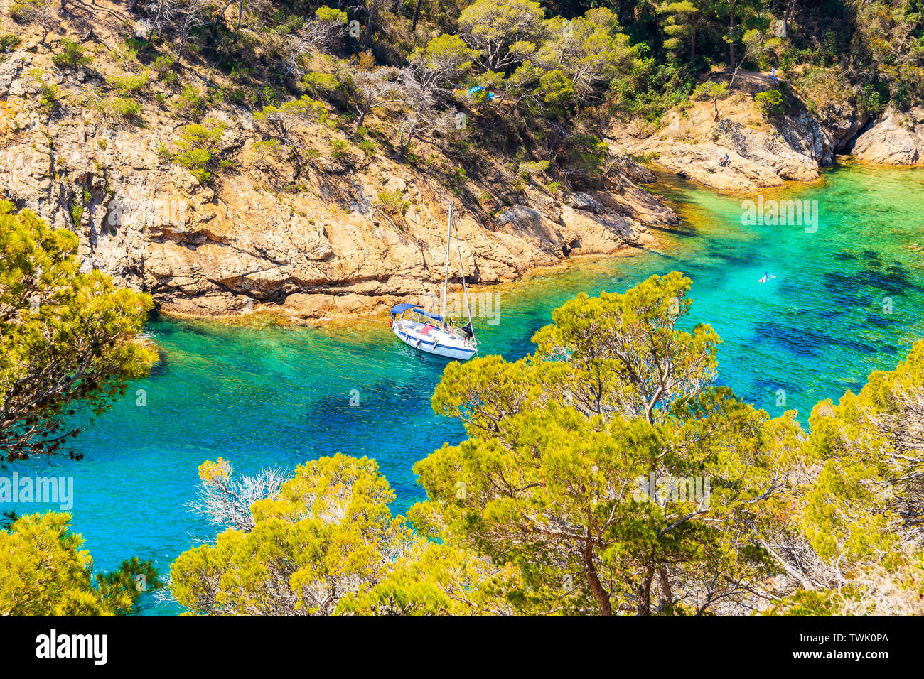 Segelboot im wunderschönen Meer Bucht, in der Nähe von Cala Giverola, schönsten Strand an der Costa Brava, Spanien Stockfoto