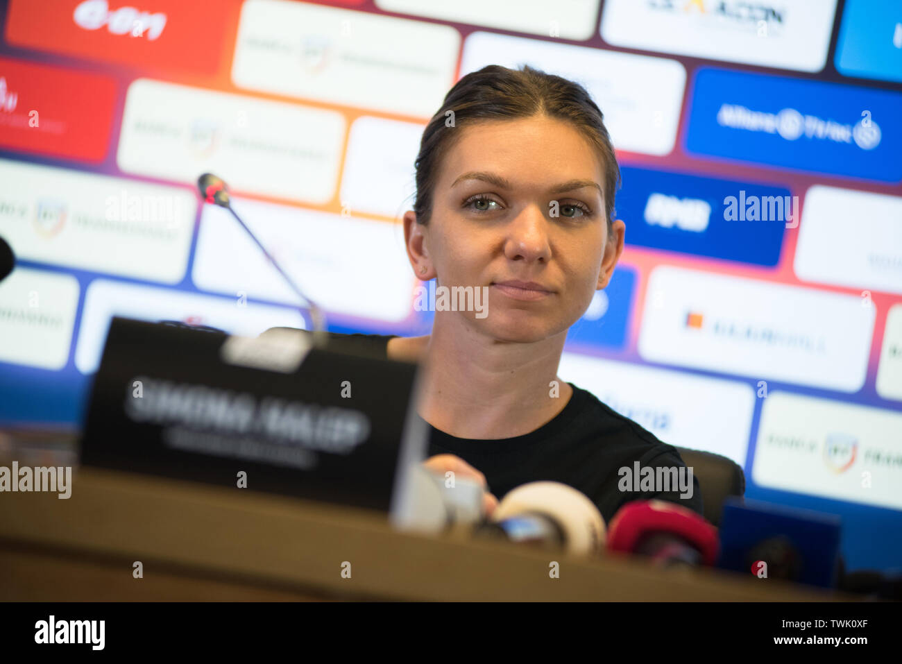 CLUJ, Rumänien - 14. JUNI 2019: Rumänische Tennisspieler Simona Halep beantworten Fragen während der Pressekonferenz vor der freundlichen Tennis ag Stockfoto