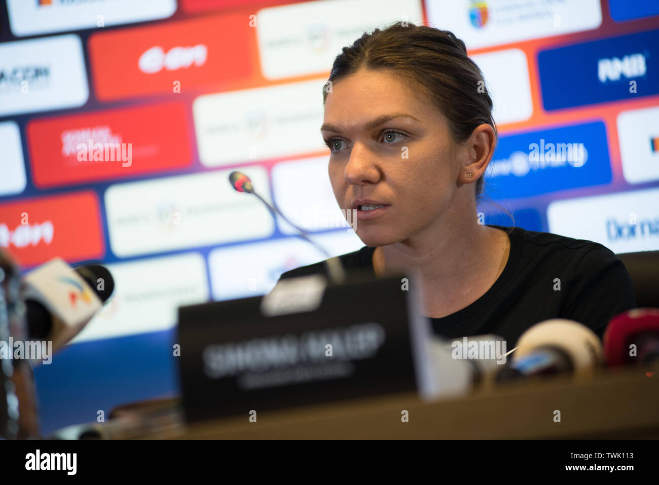 CLUJ, Rumänien - 14. JUNI 2019: Rumänische Tennisspieler Simona Halep beantworten Fragen während der Pressekonferenz vor der freundlichen Tennis ag Stockfoto