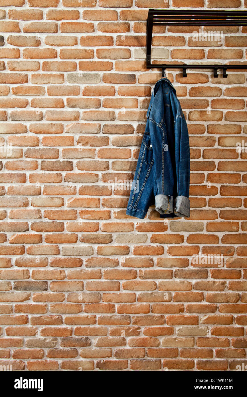Moderne Flur loft Innenraum mit Jeans Mantel auf Bügel gegen die Mauer. Mit kopieren. Stockfoto
