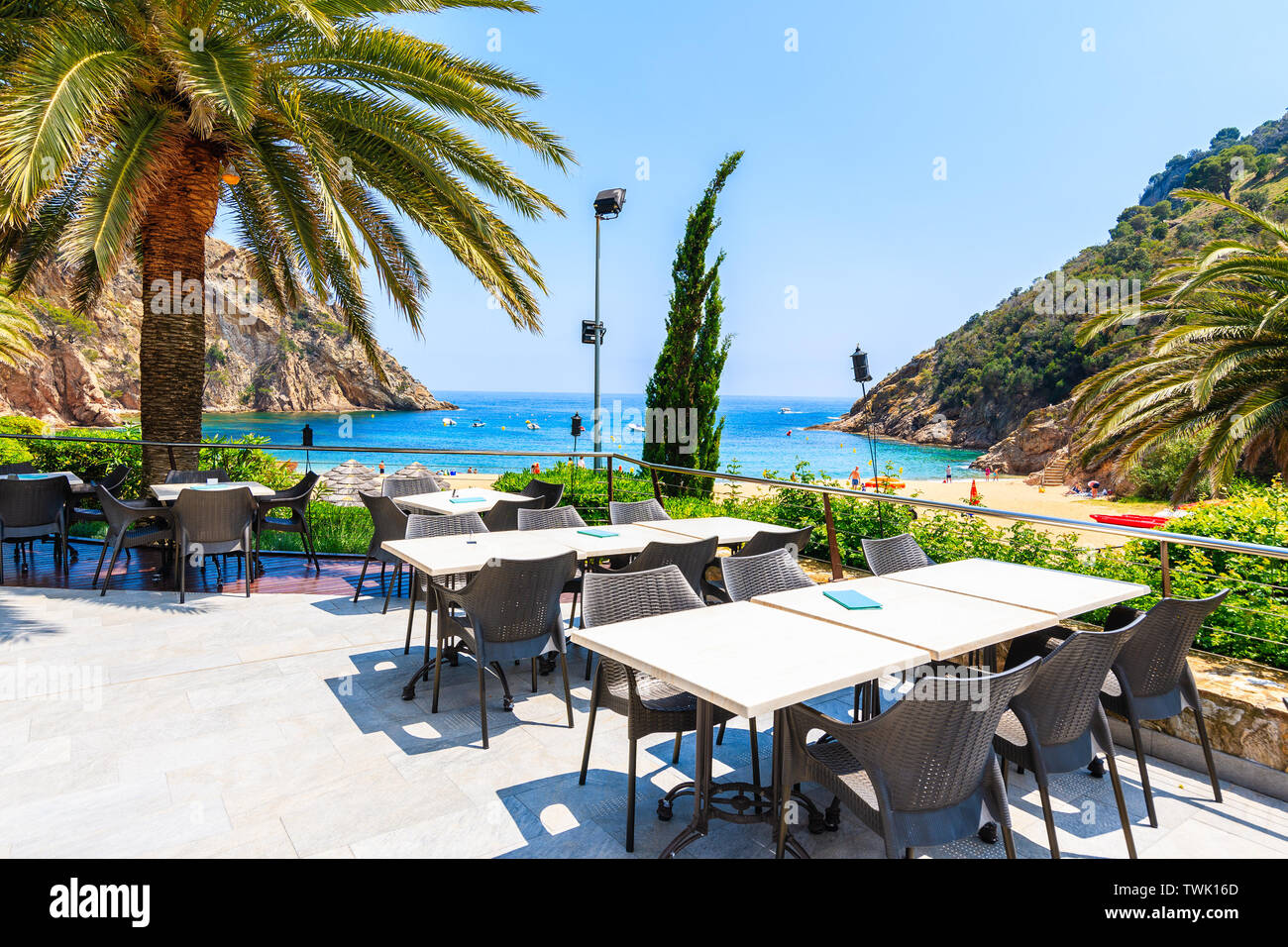 Restaurant Tabellen in Cala Giverola, schönsten Strand an der Costa Brava, Spanien Stockfoto