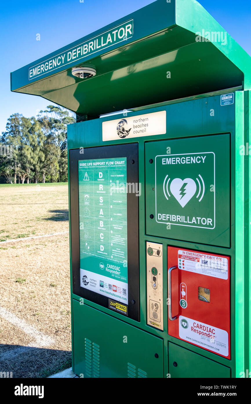 Rat installiert Defibrillator neben Fußball und Sport Plätze auf Sydney Northern Beaches, Sydney, Australien Stockfoto