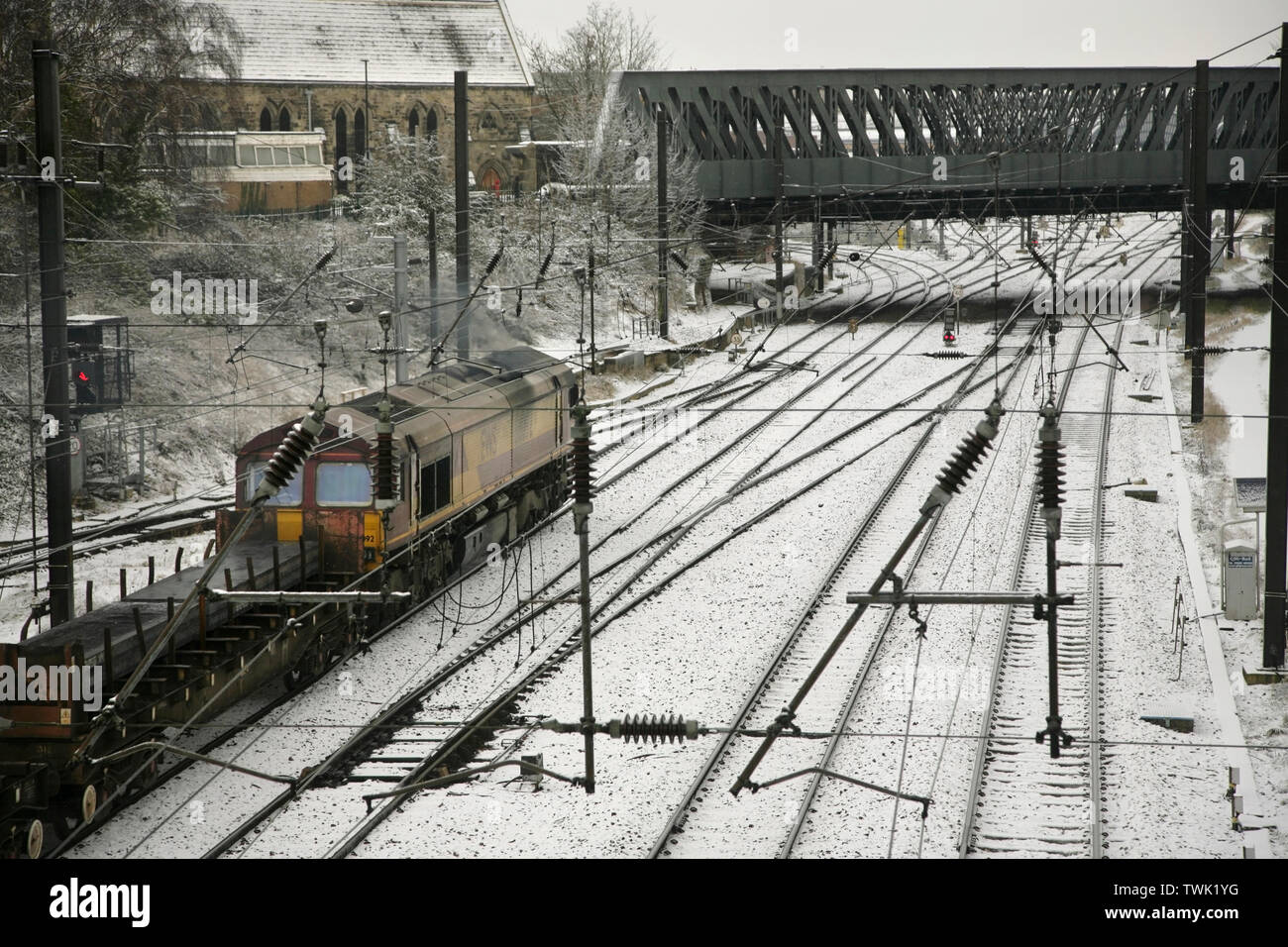 DB Cargo UK (vormals EWS) Klasse 66 Diesellok 66092 Ansätze Holgate Bridge York, Großbritannien mit einem northbound Stahl Zug. Stockfoto