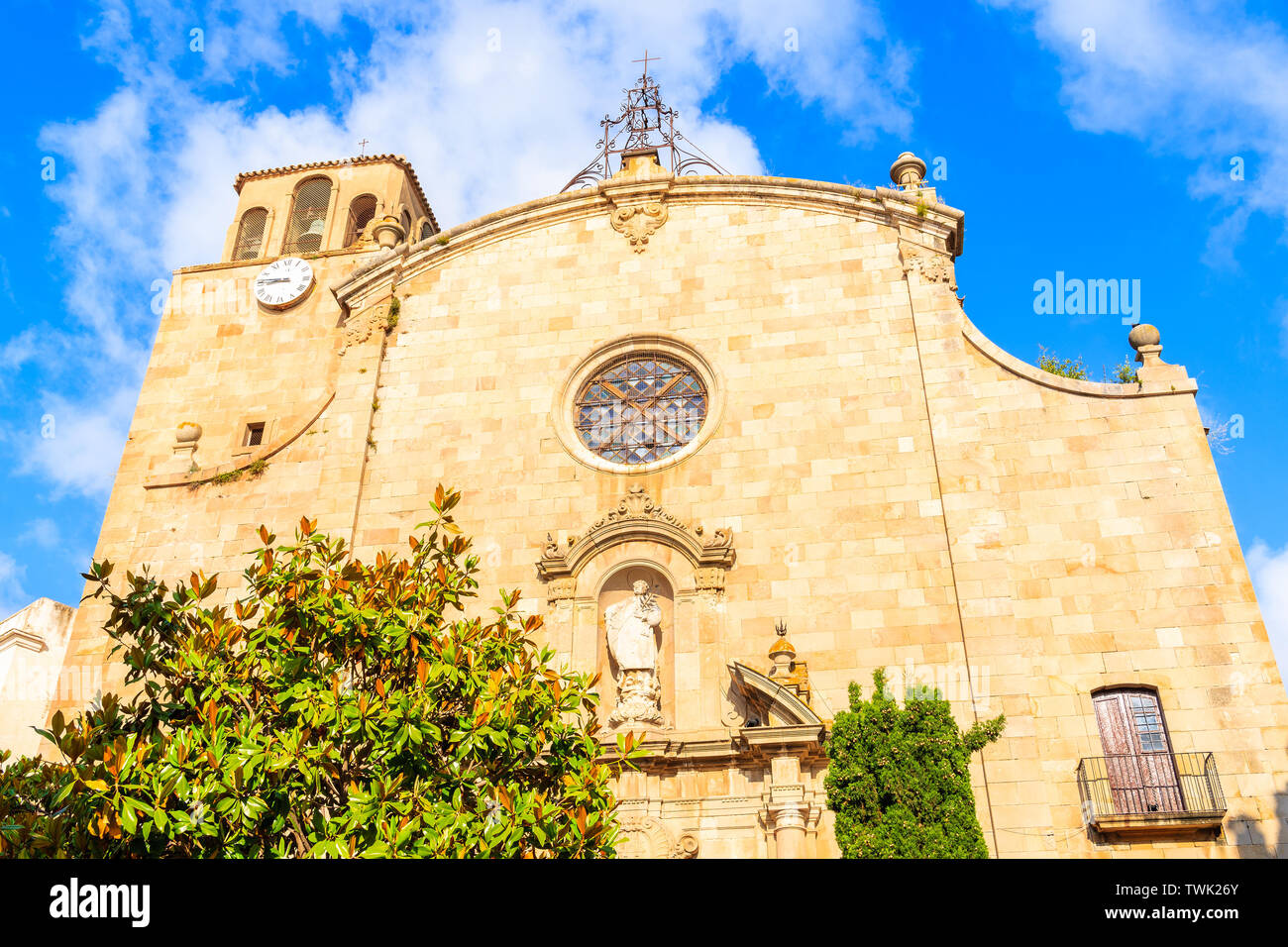 Fassade der alten Kirche in Tossa de Mar, Costa Brava, Spanien Stockfoto